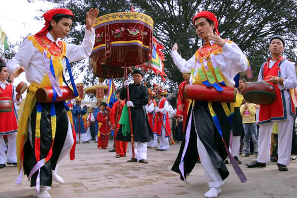 The traditional dance múa bông in Trieu Khuc Festival