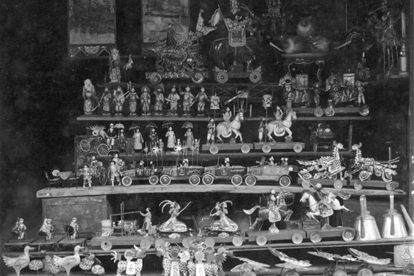 Tin toys in the old Vietnam