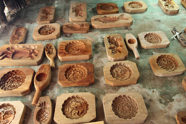 Variety of cake molds on exhibition in Hang Quat