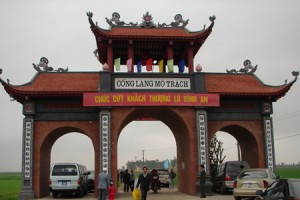 Mo Trach Village Gate