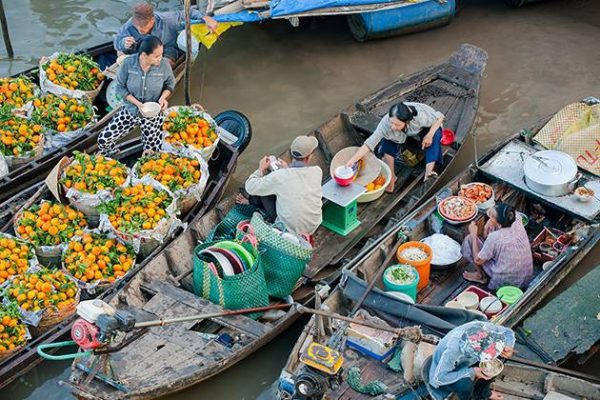 boat vendors at Cai Rang floating market