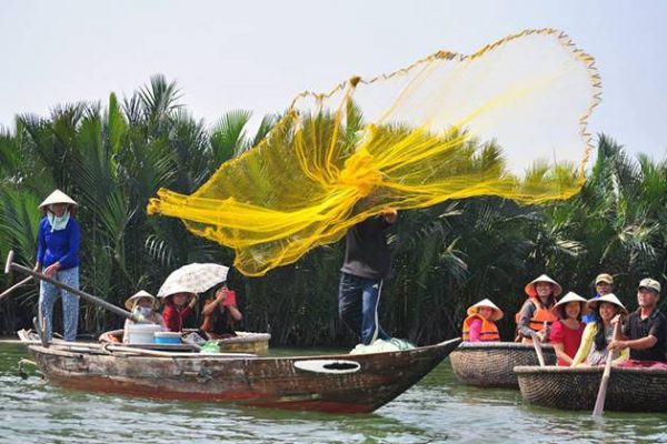 participate hoi an fishing tour on basket boat