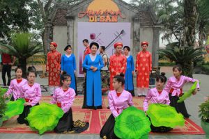 Vi and Giam singing in Nghe Tinh Province