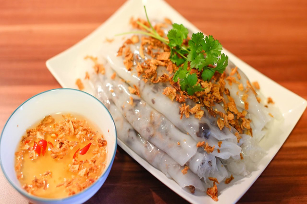 steamed rolls banh cuon vietnam street foods