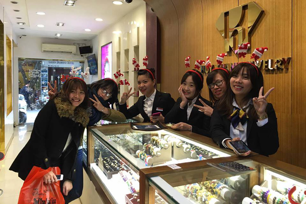 Friendly staffs at Huy Thanh Jewelry Shop
