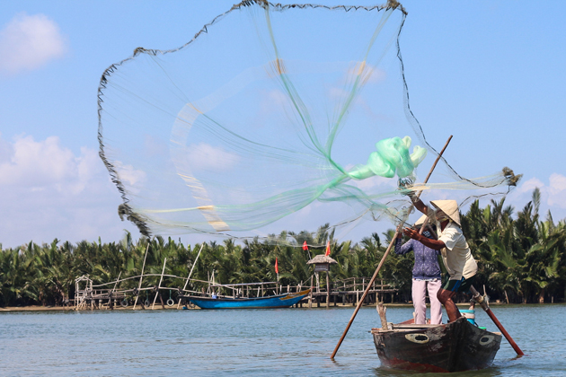 See the local casting fishing net in Hoi An