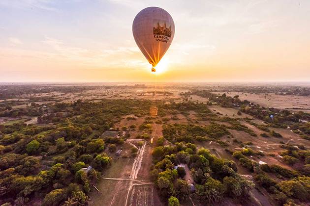 experience angkor wat hot air balloon on cambodia vietnam laos trip