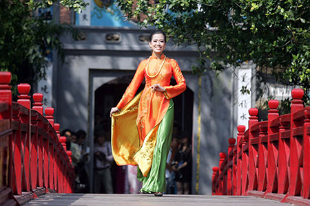 Hanoi, Vietnam - Apr 28, 2015: Vietnamese Traditional Dress Ao Dai For Sale  In A Shop In Xuan Thuy Street Stock Photo, Picture and Royalty Free Image.  Image 70158714.