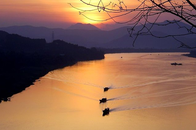 vong canh hill with view to perfume river - vietnam tour