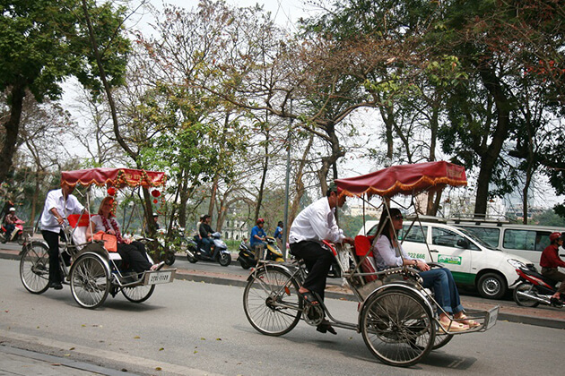 hanoi cyclo tour at hoan kiem lake