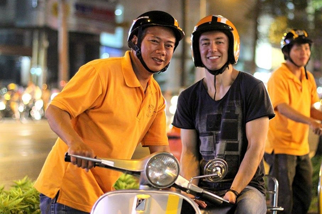 saigon vespa tour after dark