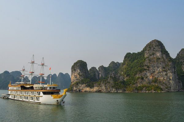 Cruise along Bai Tu Long Bay