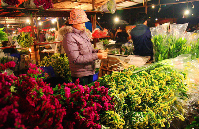 Quang Ba Night Flower Market