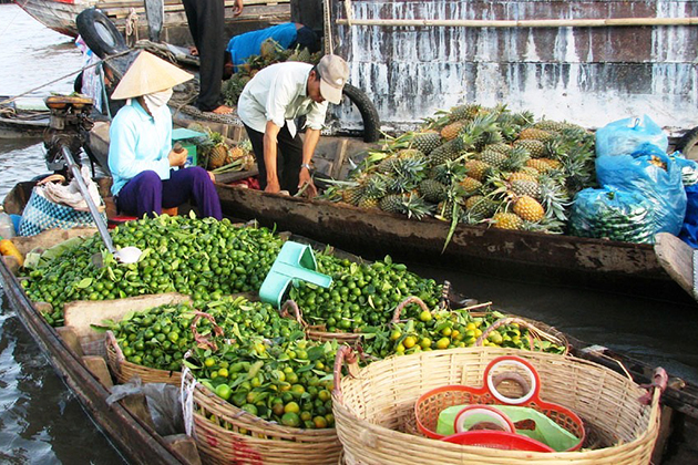 cai be floating market in mekong delta vietnam