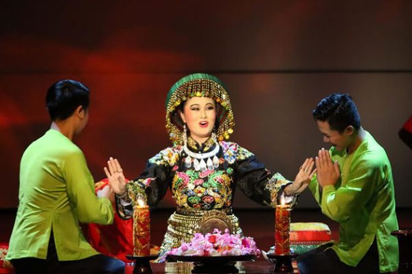 enjoy tu phu show with your kids in vietnam