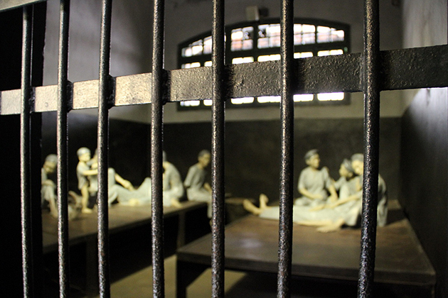 visit Hoa Lo Prison in hanoi