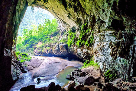 Caving in quang Binh Vietnam