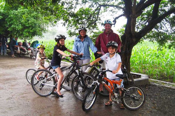 family cycling tour in dong ngac village