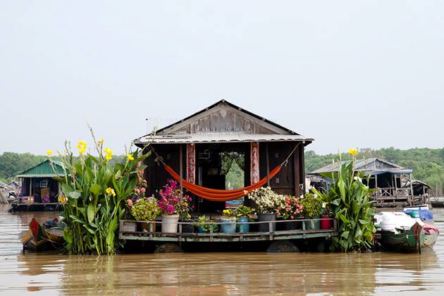 floating house in tonle sap lake