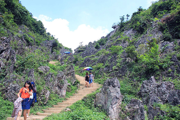 Entrance way to Nguom Ngao Cave