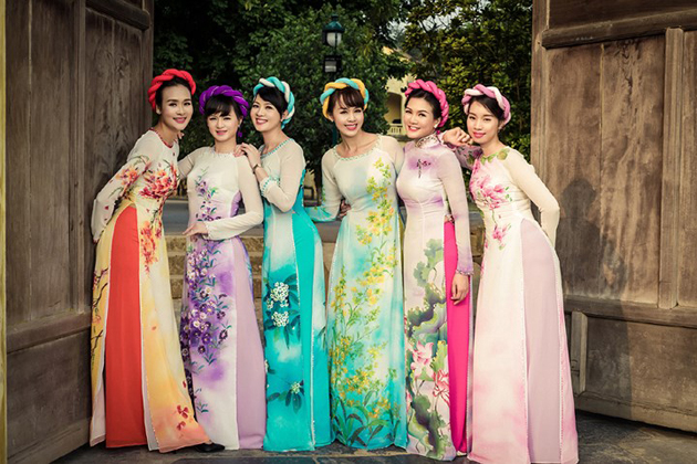 hanoians in ao dai