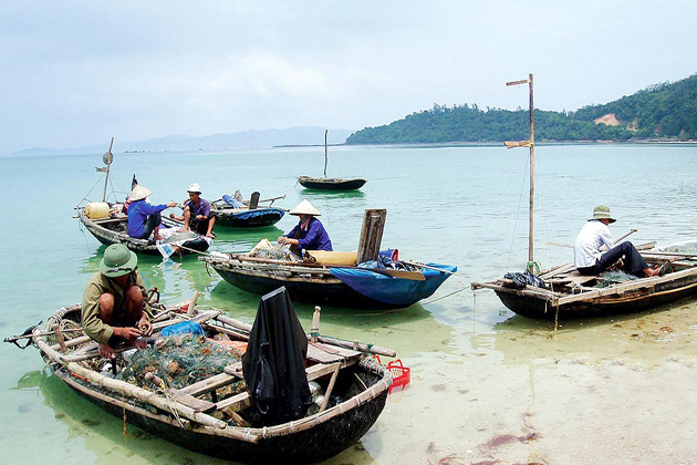 people in halong bay