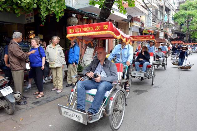 Cyclo trip around Hanoi Old Quarter