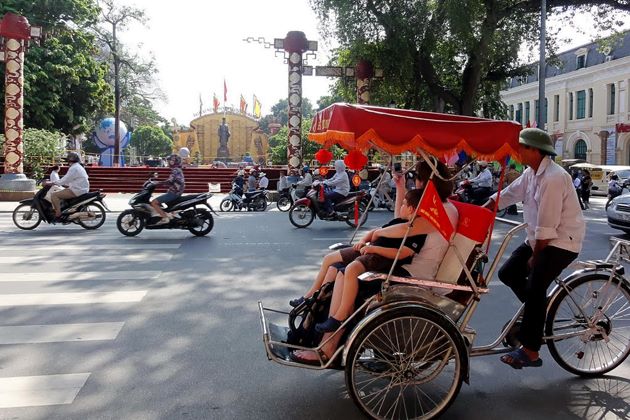 join cyclo tour around hanoi old quarter
