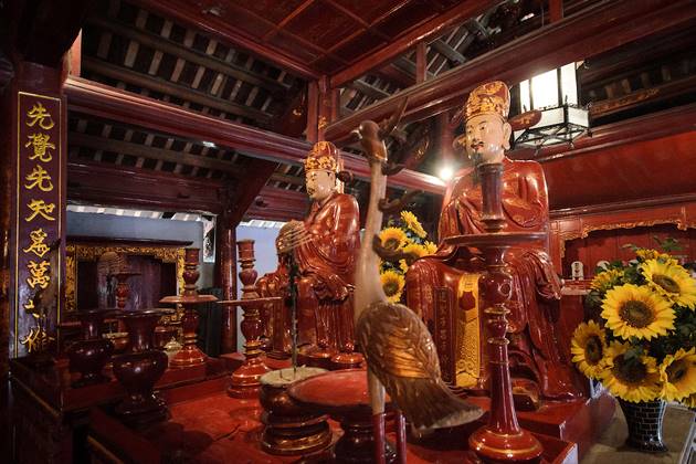 Confucius worshiping in Temple of Literature