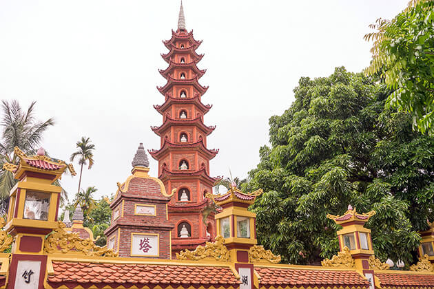 tran quoc pagoda in hanoi - vietnam tours