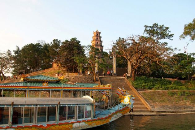 dragon boat trip on perfume river to thien mu pagoda