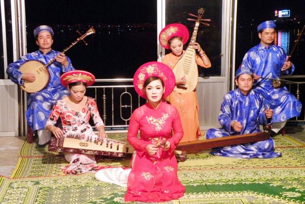 hue traditional music show on boat