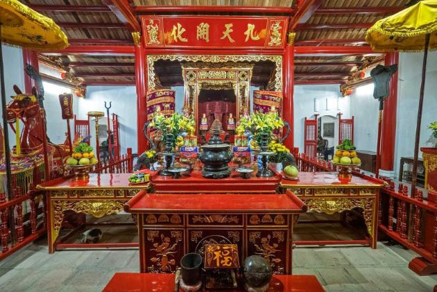 inside ngoc son temple