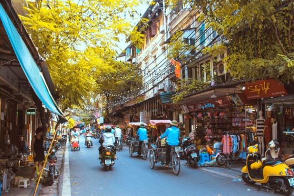 the street of hanoi old quarter