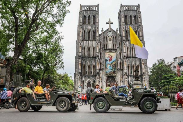 hanoi city tour by jeep at hanoi old quarter