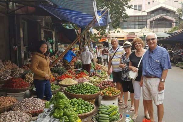 hanoi street food with local blogger