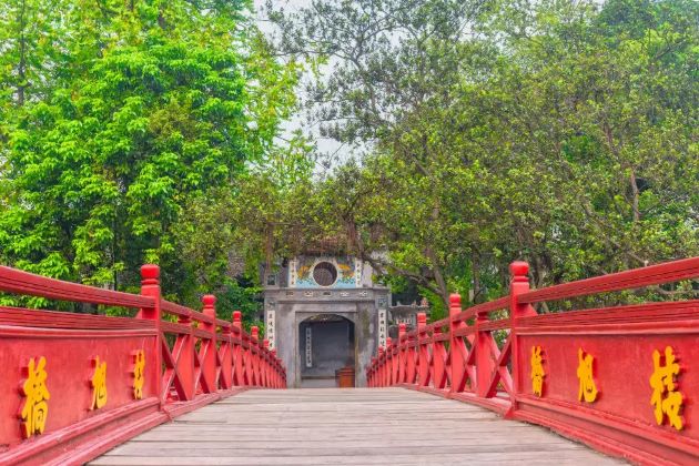 the the huc bride leading to ngoc son temple