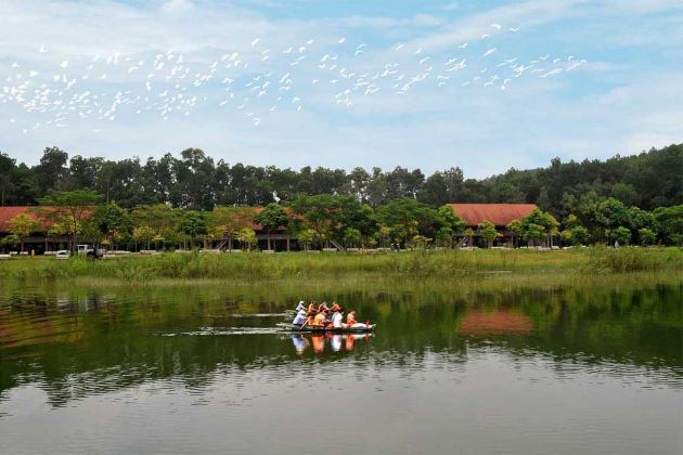 visit dong chuong lake in ninh binh tours