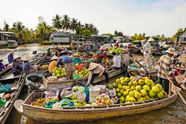 cai be floating market is the highlight in mekong delta
