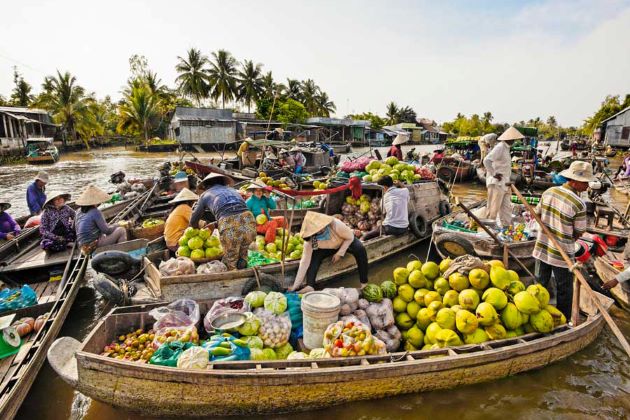 cai be floating market is the highlight in mekong delta