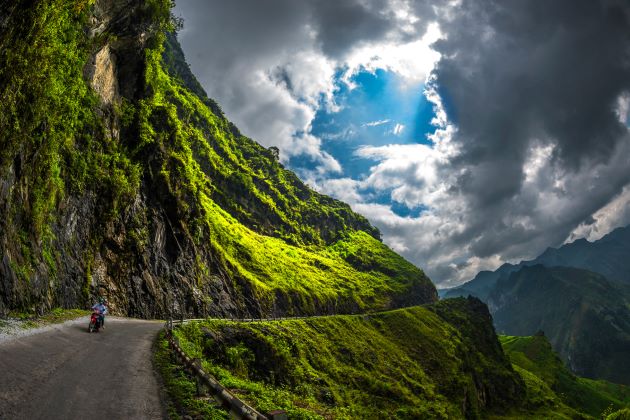 conquer ma pi leng pass in ha giang