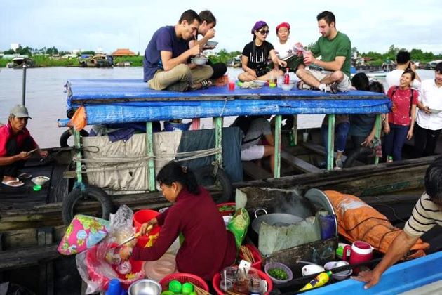 experience cai be floating market in vietnam