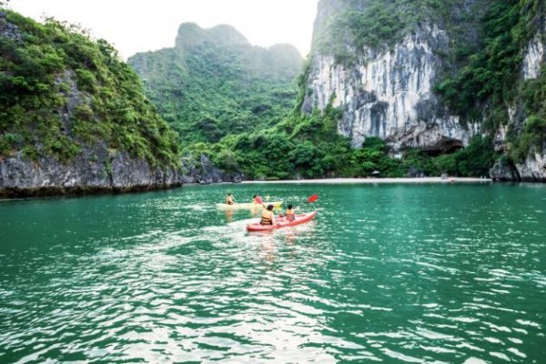 experience kayaking journey in halong bay