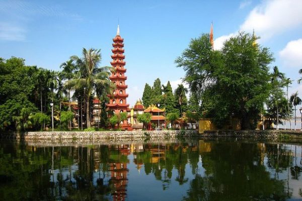 explore tran quoc pagoda in hanoi