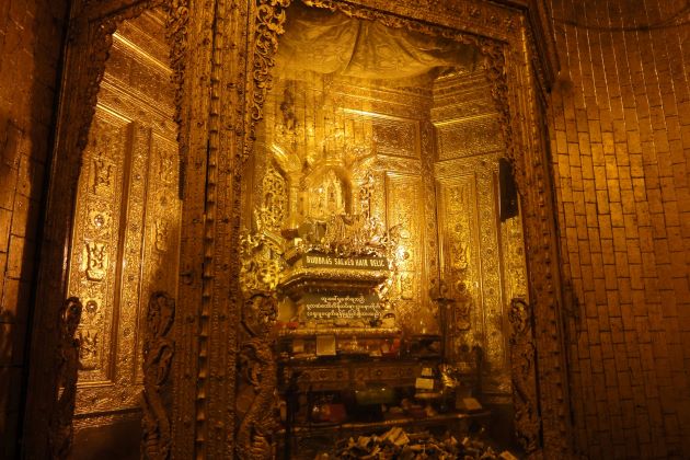 inside Yangon Botahtaung Pagoda