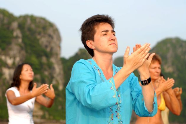 practice tai chi lesson in the morning at halong bay