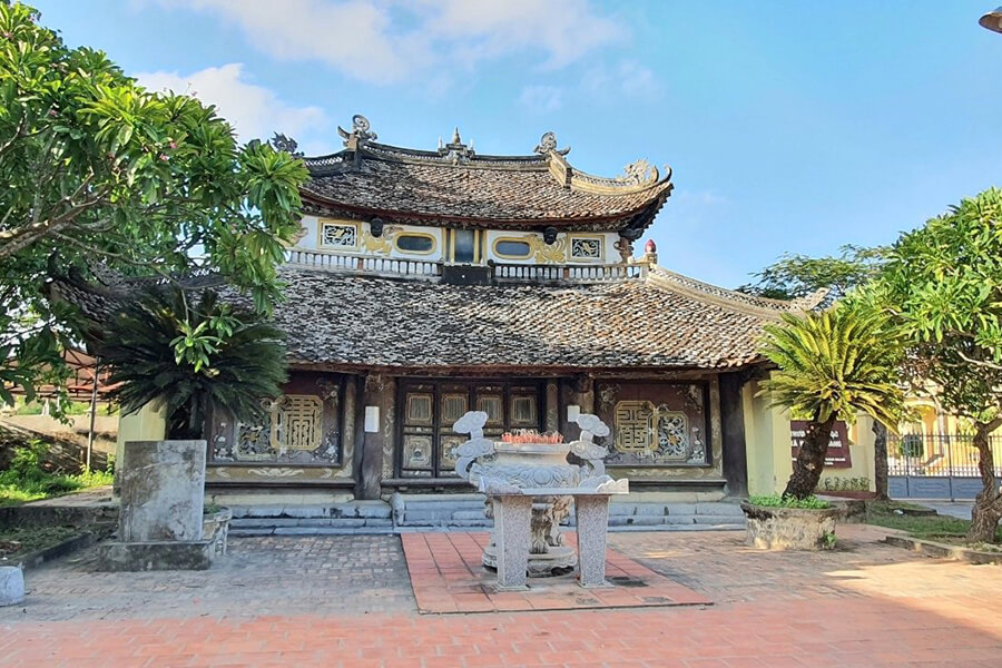 Visit Dong Ngac Cultural Village