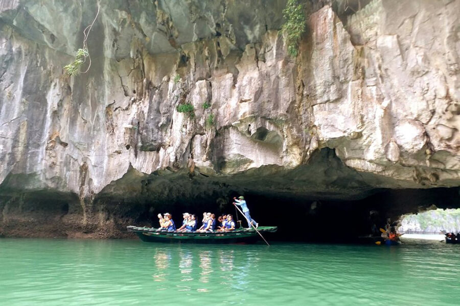 Boat Trip To Explore Luon Cave In Halong Bay