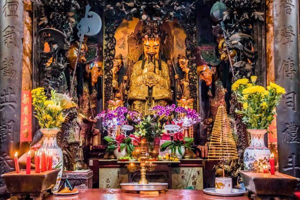 jade emperor pagoda in saigon