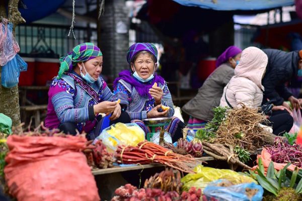 local market in lang son - vietnam tour packages